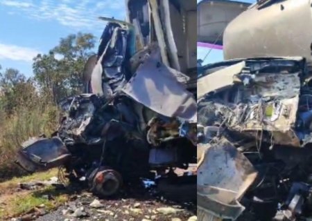 Motorista é lançado para fora de carreta em acidente com duas mortes na BR-262