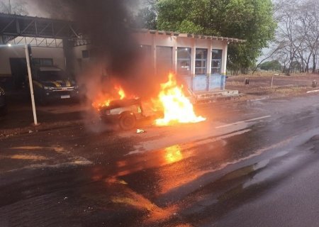 IVINHEMA: “Nem a polícia, nem eu”;  jovens ateiam fogo em veículo apreendido em Amandina