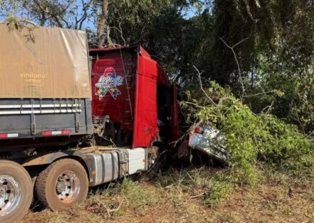 Acidente entre carro e carreta deixa idoso morto em MS