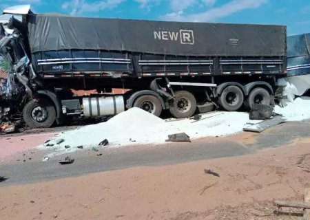 Caminhoneiro morre após colisão entre carretas na rodovia MS-320