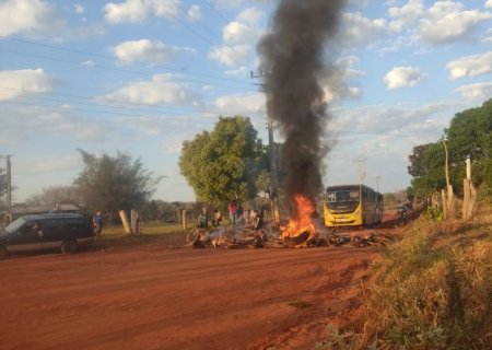 Moradores interditam estrada em protesto por transporte escolar no Assentamento São João