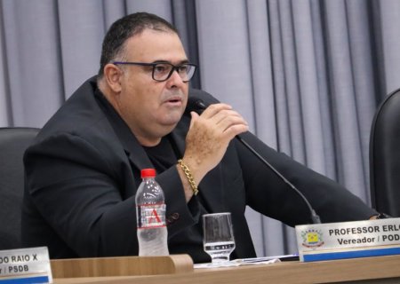 Professor Erlon pede solução para problema de escoamento e acúmulo de água em rua