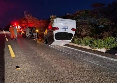 Veículo funerário que levava corpo capota ao desviar de animal