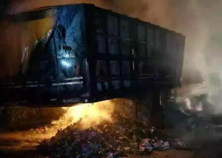 Carreta com sabão é destruída após incêndio e rodovia interditada