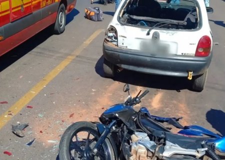 Motociclista dá ‘grau’ e bate em traseira de Celta em Três Lagoas