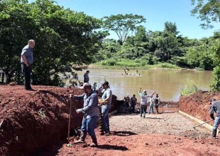 Zé Teixeira acompanha obras do novo descedor de barcos no Rio Dourados