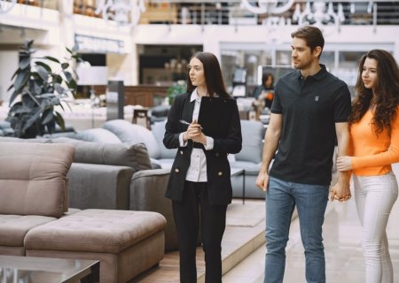 Mudanças simples no mobiliário renovam a percepção dos espaços em casa