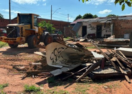 Imóvel irregular ligado ao tráfico é demolido com apoio policial em Bataguassu