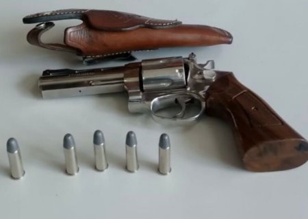 Homem é preso com revólver após descumprir medidas protetivas e tentar se aproximar da vítima