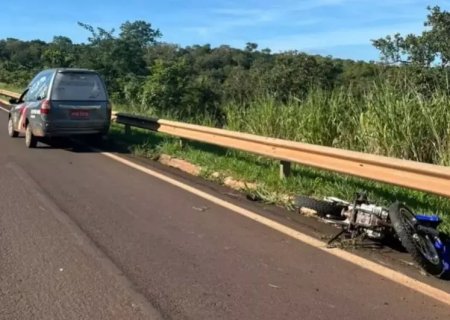 Homem é encontrado morto ao lado de moto em rodovia