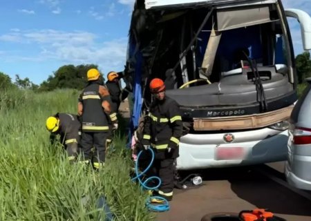 Colisão de ônibus em carreta parada faz mais uma vítima