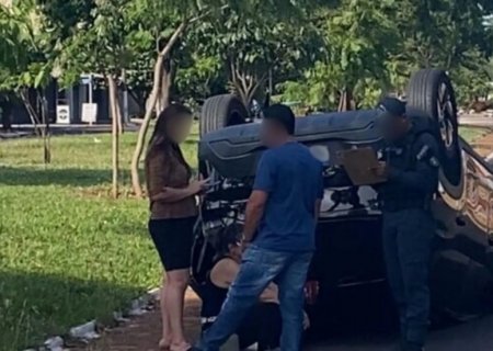 VÍDEO: Motorista bate em carro estacionado e capota em Três Lagoas