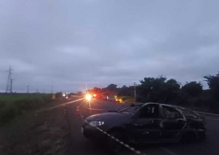 Motorista morre após ser arremessado de veículo e atropelado por caminhão