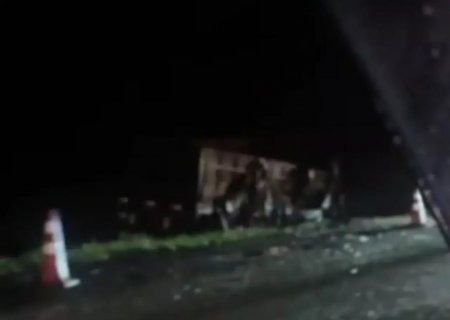 Colisão frontal entre carro e carreta mata duas pessoas na BR-163
