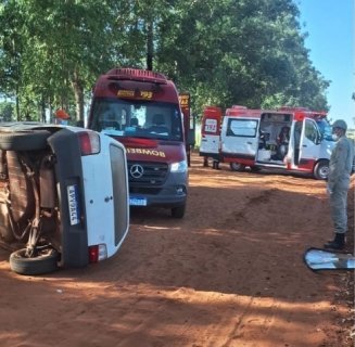 Dois jovens ficam feridos após carro capotar na MS-340