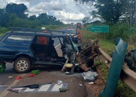 Falha em capô provoca colisão frontal entre carro e caminhão na BR-163