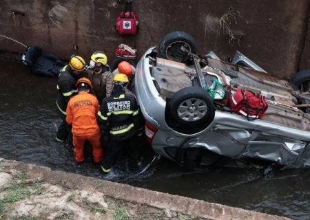 Motorista é resgatada após cair com carro no córrego em MS