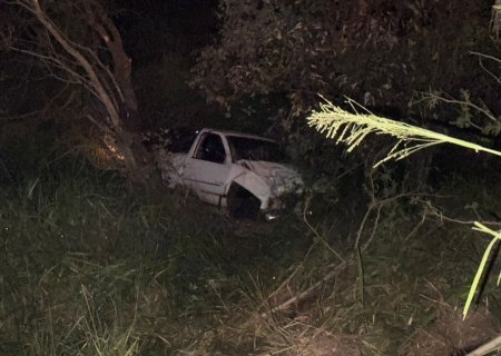 NOVA ANDRADINA: Caminhonete sai da pista e cai em ribanceira na BR-376