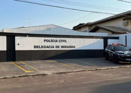 Homem é preso com faca e droga após tentar arrastar crianças na frente de escola