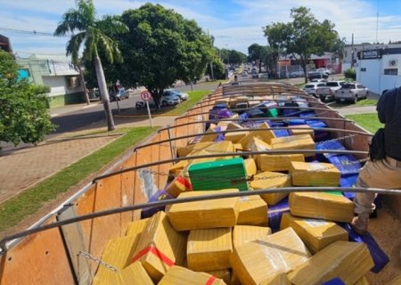 Caminhão com mais de 8 toneladas de maconha é apreendido pela PRF em Naviraí