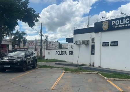 Bêbado, homem é preso ao ameaçar matar esposa e filha de um ano em Naviraí