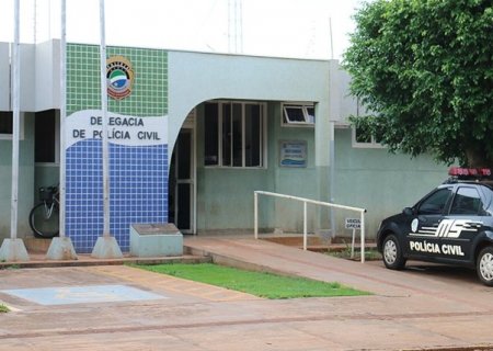 Menina de 2 anos é resgatada sozinha em casa e com hematomas pelo corpo