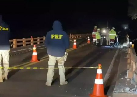 Motorista tomba caminhão caçamba em ponte do Rio Vacaria