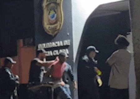 Homem agride esposa grávida, enfrenta policiais e tumultua delegacia