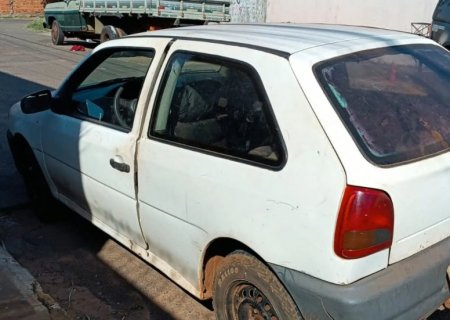 Carro usado para assalto em ponto de ônibus era furtado e estava com marcas de sangue