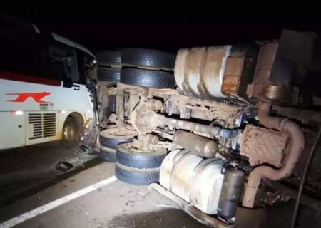 Motorista morre 9 dias ap&oacute;s acidente que tombou carreta com 60 bois na BR-262