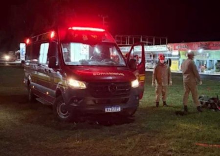 Motociclista de 20 anos morre em grave batida contra poste em MS