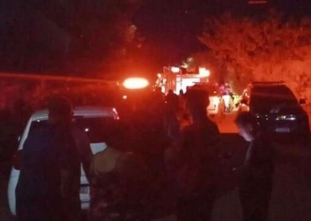 Menino morreu intoxicado ao tentar se proteger entre sofá e parede da sala