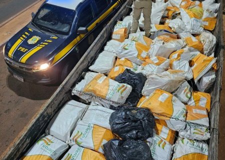 PRF de Dourados apreende caminhão com quatro toneladas de maconha