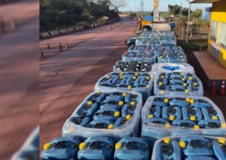 Receita apreende mais de 20 toneladas de insumo químico utilizado na produção de cocaína em Corumbá