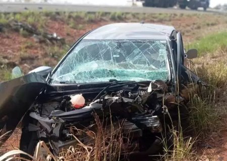 Dois morrem em batida frontal entre carros na rodovia em Aparecida do Taboado