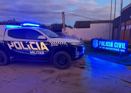BATAYPORÃ: Motorista embriagado bate caminhonete contra proteção de residência