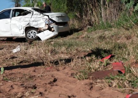Mulher tem traumatismo e criança fica ferida após carro de aplicativo ser atingido por carreta