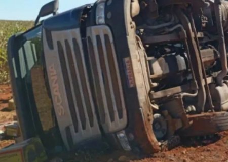Carreta carregada com ovos tomba na MS-306 e carga é saqueada