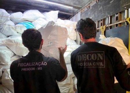 Procon e Decon apreendem mais de 4,3 mil pares de tênis falsificados em MS