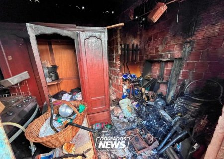 Incêndio destrói único cômodo onde casal vivia com dois filhos em Dourados
