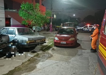Homem de 50 anos é morto a tiros no meio da rua