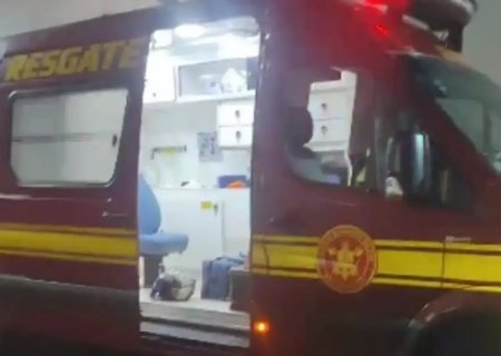 Motociclista é socorrido em estado grave após bater em caçamba