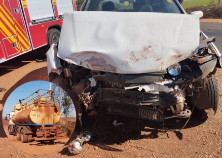 IVINHEMA: Motorista fica ferida após colisão entre carro e caminhão-pipa na BR-376