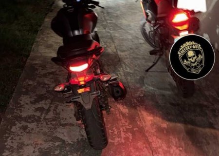 Polícia prende dupla, recupera três motos e apreende arma de fogo