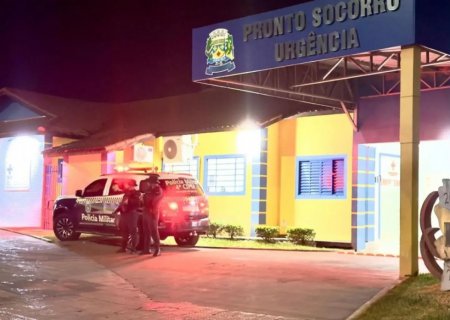 Jovem é baleado ao ser chamado no portão de casa