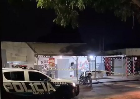 Homem é executado por dupla de moto em bar