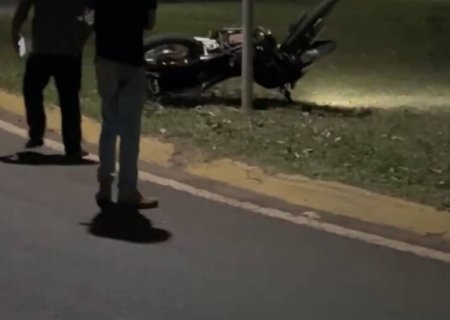 Motociclista atinge poste em rotatória e é internado em estado grave
