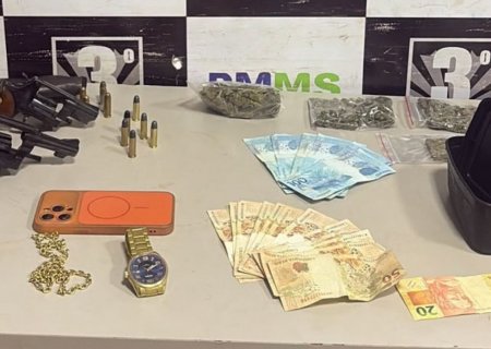 Dupla é presa com armas de fogo e maconha após ronda em bar