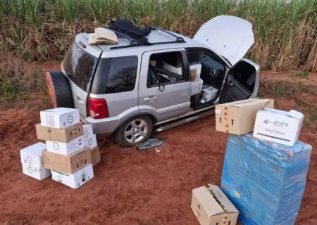 Perseguição a comboio termina com carro capotado e viatura atingida