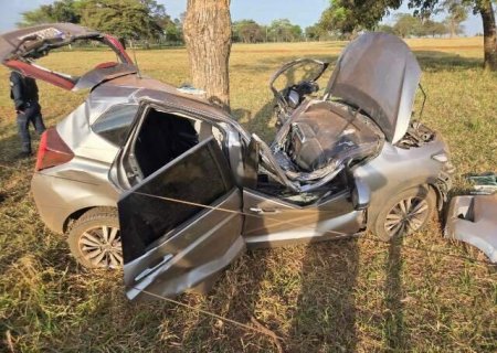 Carro com drogas parte ao meio após bater em árvore durante fuga da PRF